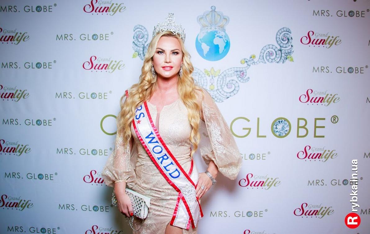 queens-globe-1 Pudra Cosmetics «Місіс Всесвіт» Queens Globe